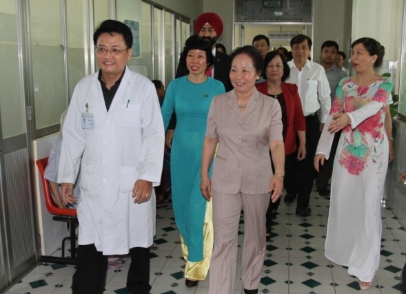 La vice-présidente remet des cadeaux aux enfants malades à Danang - ảnh 1